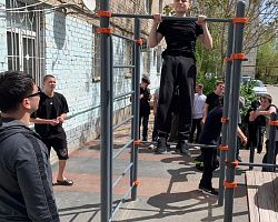 В АГПК прошли соревнования по подтягиванию на перекладине